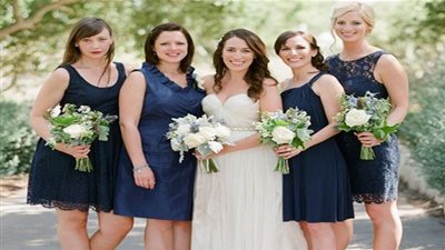 إطلالة جديدة وغير تقليدية من فساتين صديقات العروسة (صور)