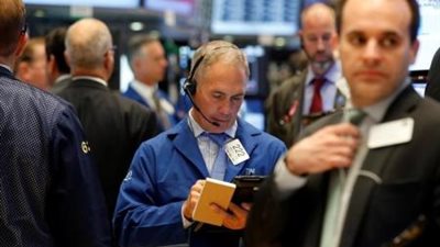 الأسهم الأمريكية تغلق منخفضة متأثرة بخسائر شركات المنتجات الاستهلاكية 