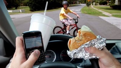 8 عادات خاطئة نقوم بها أثناء القيادة!