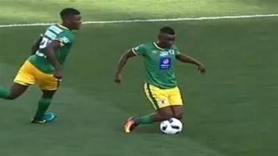 لاعب إفريقي يعاقب ببطاقة صفراء بسبب مراوغة عجيبة (فيديو)