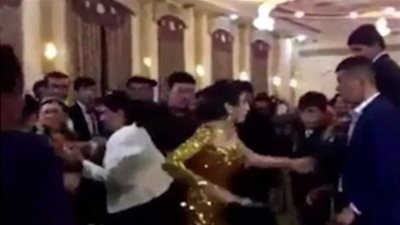 حفل زفاف يتحوّل إلى شجار بالسكاكين بسبب امرأة (فيديو)