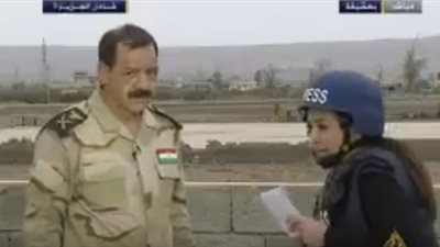 شاهد.. قذيفة هاون تسقط بالقرب من مذيعة 