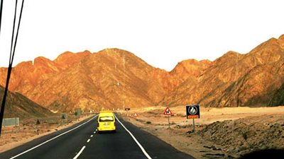 إنقاذ أتوبيس سياحي في مرسى علم بعد انحرافه عن الطريق