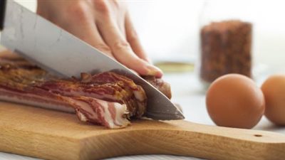 تقطيع اللحم بالمنام