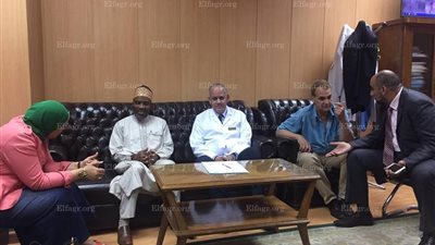 السفير النيجيري ووفد له في زيارة لجامعة المنصورة بعد ااصابة طالب وجراحة لاخر ..