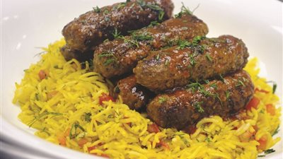 كفتة مشوية مع الرز بالزعفران والشبت   