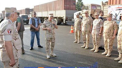 الجيش يدفع بـ 20 لودر و30عربية قلاب لإزالة أثار السيول برأس غراب و100الف كرتونة غذائية (صور)