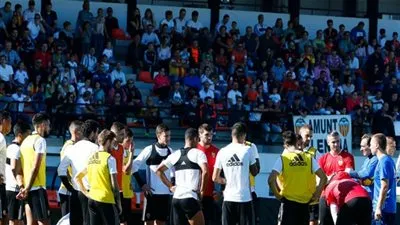 جماهير فالنسيا تحضر المران الأول لـ