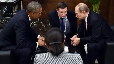 أوباما يحذر بوتين من كائنات فضائية ستغزو الأرض عام 2017