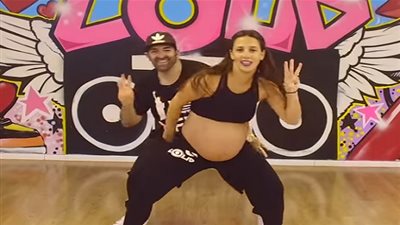 سيدة حامل في شهرها التاسع تشعل مواقع التواصل الإجتماعي برقصها (فيديو)