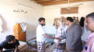 الهلال الأحمر الإماراتي يقدم مساعدات غذائية على عدد من السكنات الطلابية بساحل حضرموت 