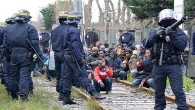 قوات الأمن الفرنسية تداهم مخيما للاجئين في باريس