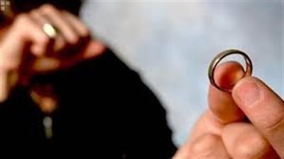   تطلب الطلاق من زوجها لعدم استبداله ملابسه