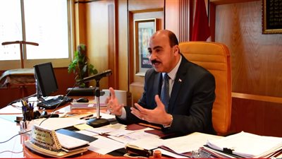  رئيس جامعة الفيوم يحذر من التحدث باسمه لوسائل الإعلام 