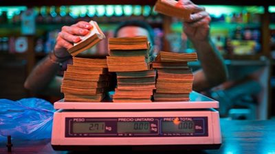 المواطنون في فنزويلا يزنون النقود بدلا من عدها بعد انهيار قيمة العملة 