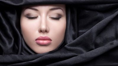 5 نصائح لتطبيق المكياج المناسب للملابس السوداء.. تعرفي عليها