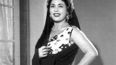 تحية كاريوكا تعتدي على نجمة هوليود وتضربها بالحذاء