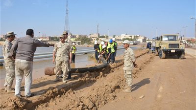 القوات المسلحة تساهم فى رفع الآثار الناجمة عن السيول بالمناطق المتضررة (صور) 