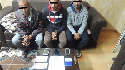 ضبط 3 حدادين أصابوا عامل واجبروة على التوقيع على 21 إيصال أمانة بمصر القديمة  