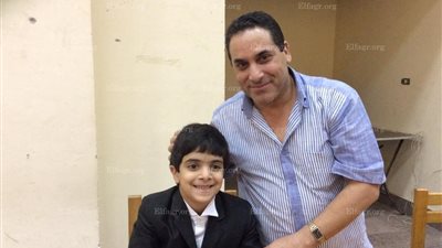 طفل مصاب بالتوحد يدهش المحكمين بعد تلاوة القرآن في مسابقة بالغربية (فيديو)