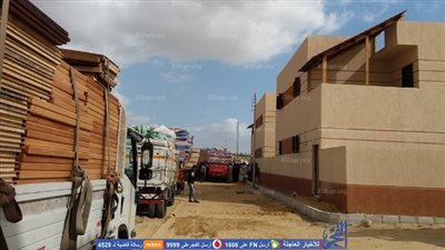 محافظ البحيرة يتفقد أعمال فرش 20 منزل تضرر من السيول بـ