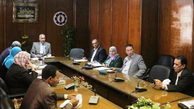 محافظ السويس يبحث 37 طلبًا للمواطنين من بينهم استخراج رخص بناء وحالات خاصة للإسكان