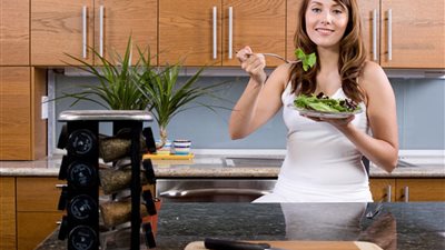 خبيرة تغذية تكشف علاقة تناول السبانخ وبناء العضلات 