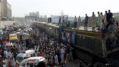 17 قتيلا على الأقل في تصادم بين قطارين في جنوب باكستان