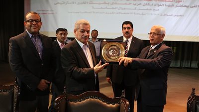 «بخيت» من جامعة بني سويف: مصر مستهدفة بـ«حرب الدولار»