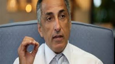 محافظ البنك المركزي منفعلاً على أحد الحضور: 