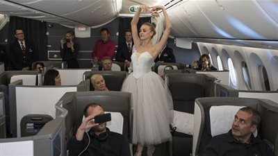 لأول مرة.. حفل باليه راقص على متن طائرة (فيديو)