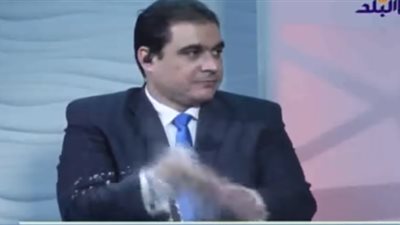 موقف محرج لـ مذيع على الهواء بعد انفجار عبوة حناء في وجهه (فيديو)