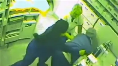 موظفات يحتجزن 