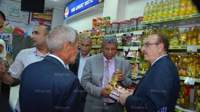 محافظ بني سويف يتفقد المحلات التجارية لمتابعة أسعار السلع الأساسية.. (صور)
