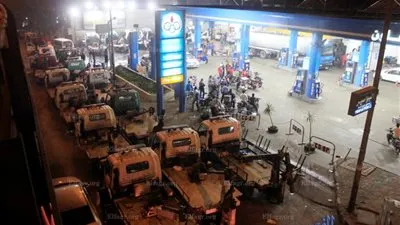 لحظة إعلان محطات البنزين التسعيرة الجديدة بعد قرار الحكومة بتخفيض الدعم (صورة)