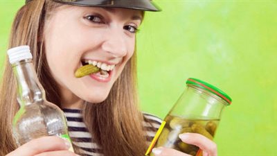 5 فوائد صحية لشرب مياة المخللات.. تعرفي عليها