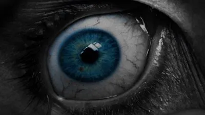 لماذا يفتح الميت عينيه عند موته؟ (فيديو)