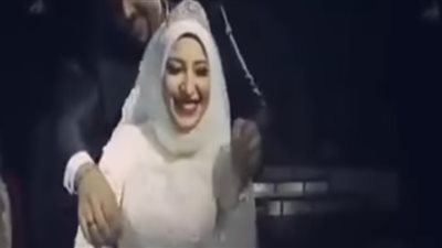  بالفيديو.. عروس تداعب عريسها بـ