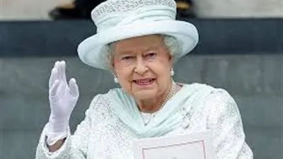 في هذه الحالة.. ملكة بريطانيا تضع الحجاب على رأسها 