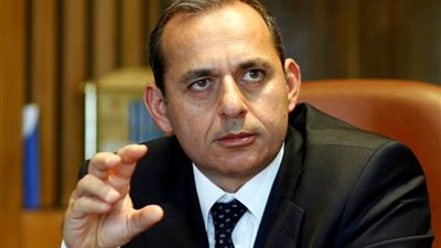 البنك الأهلى يقرر بيع 1000 دولار للمسافرين من عملائه