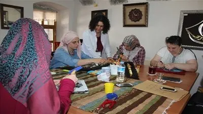 بالمسامير والأسلاك.. أنامل ناعمة تحيي فن 