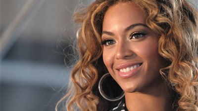 مغنية مشهورة تدعم كلينتون قبل إنطلاق الإنتخابات الأمريكية 