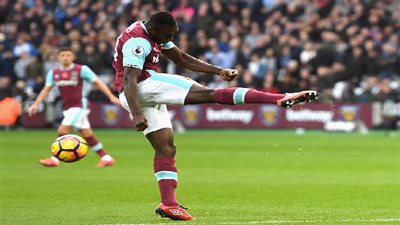 بالفيديو.. مدافع وست هام يمنع رمضان صبحي من تسجيل الهدف الأول لستوك سيتي