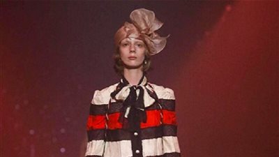 غوتشي تقدم تشكلة أزياء تضج حياة بألوانها البراقة (صور)