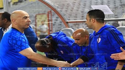 الكشف عن سبب غضب لاعبي المصري من مدرب الزمالك 