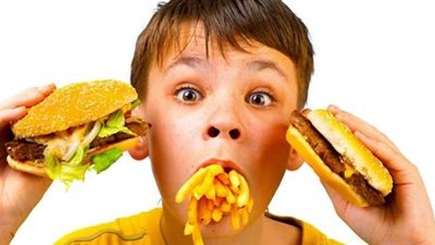 خبراء: إعلانات إلكترونية مستترة هي سبب بدانة الأطفال