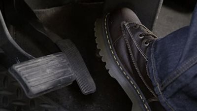 ماذا تفعل إذا علقت دواسة الوقود فجأة؟  