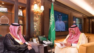 ولي العهد يتسلم رسالة خطية من وزير الداخلية البحريني