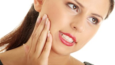 7 طرق طبيعية لتخفيف آلام الأسنان