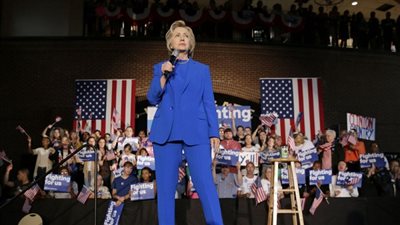 كلينتون تعترف بتلقي مليون دولار من قطر